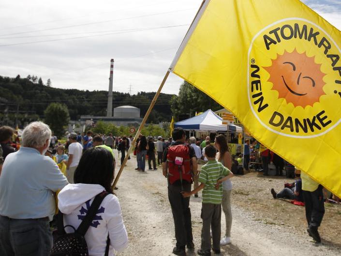 Wie die Atom-Gegner, hier bei einer Demo im Juni, kämpft auch Vorarlberg für die Abschaltung des AKW, das Risse in der Hülle aufweist.