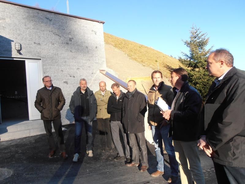 Bgm. Muxel und Fritz, ihre Vize Stefan Schneider und Markus Blank sowie Rainer Gehrmann, Lukas Ess und Rudi Fink (v. l.) erläutern das Projekt. Bgm. Muxel und Fritz, ihre Vize Stefan Schneider und Markus Blank sowie Rainer Gehrmann, Lukas Ess und Rudi Fink (v. l.) erläutern das Projekt.