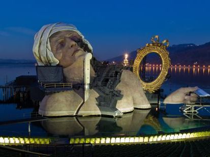 Auf „André Chénier“ (unser Bild zeigt die Bühne am winterlichen See) folgt erst einmal Mozarts „Zauberflöte“ mit einigen Neuerungen. Auf „André Chénier“ (unser Bild zeigt die Bühne am winterlichen See) folgt erst einmal Mozarts „Zauberflöte“ mit einigen Neuerungen.