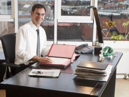 Markus Wallner setzte sich gestern erstmals an seinen neuen Schreibtisch im LH-Büro: „Auf den Moment vorbereiten.“