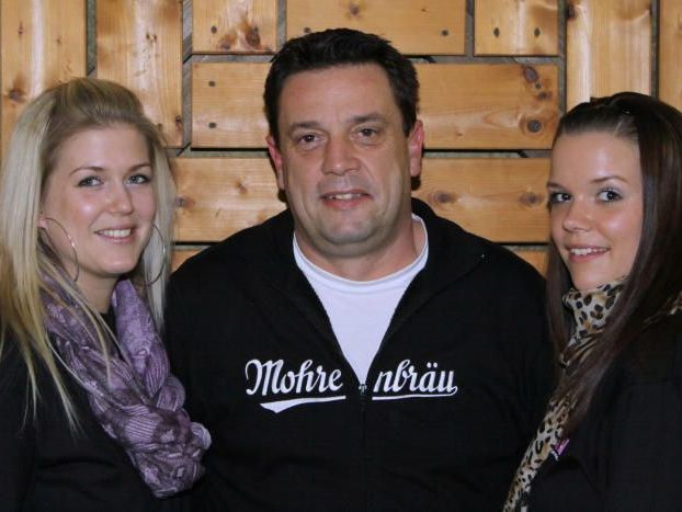 Alexander Bernhard, im Bild mit seiner Tochter Nadine (rechts) und deren Freundin Doris, hat beim Fußball-Hallenmasters in Wolfurt alles im Griff.