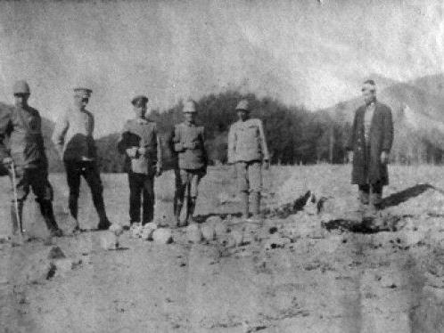 Deutsche und Osmanische Offiziere posieren mit den Schädeln von Armeniern.