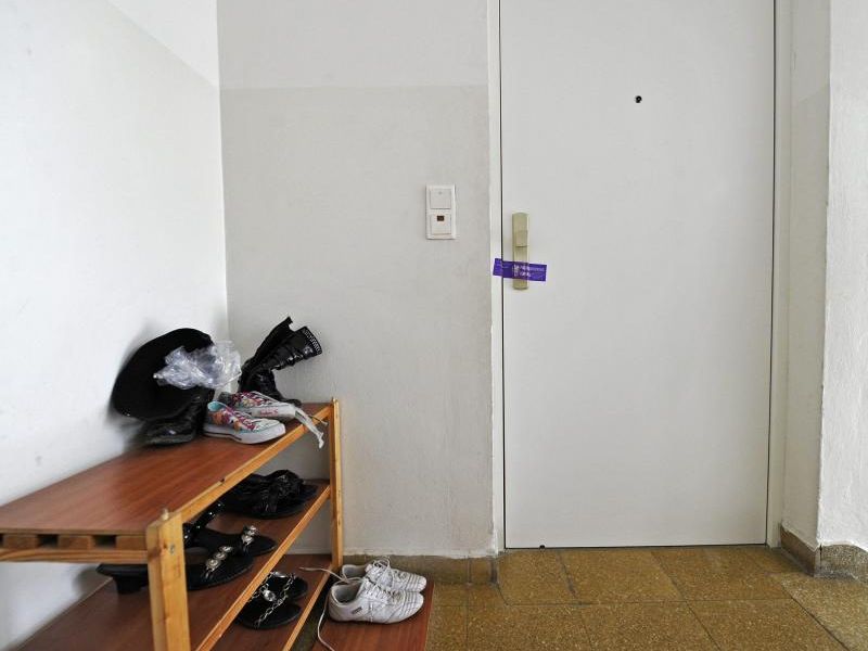 polizeilichVersiegelte Wohnungstüre in Innsbruck am Mittwoch, 21. Dezember 2011, hinter der am Dienstag eine Siebenjährige in einer Badewanne ertränkt wurde polizeilichVersiegelte Wohnungstüre in Innsbruck am Mittwoch, 21. Dezember 2011, hinter der am Dienstag eine Siebenjährige in einer Badewanne ertränkt wurde