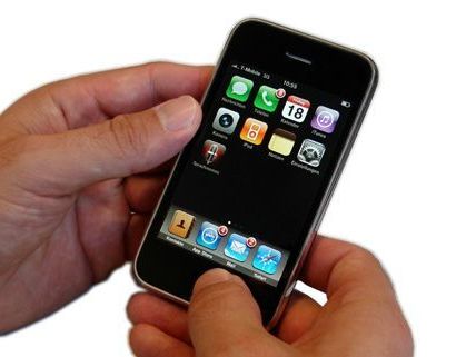 Zwei Jugendliche stahlen ein Smartphone bei einem Büro-Einbruch. Zwei Jugendliche stahlen ein Smartphone bei einem Büro-Einbruch.