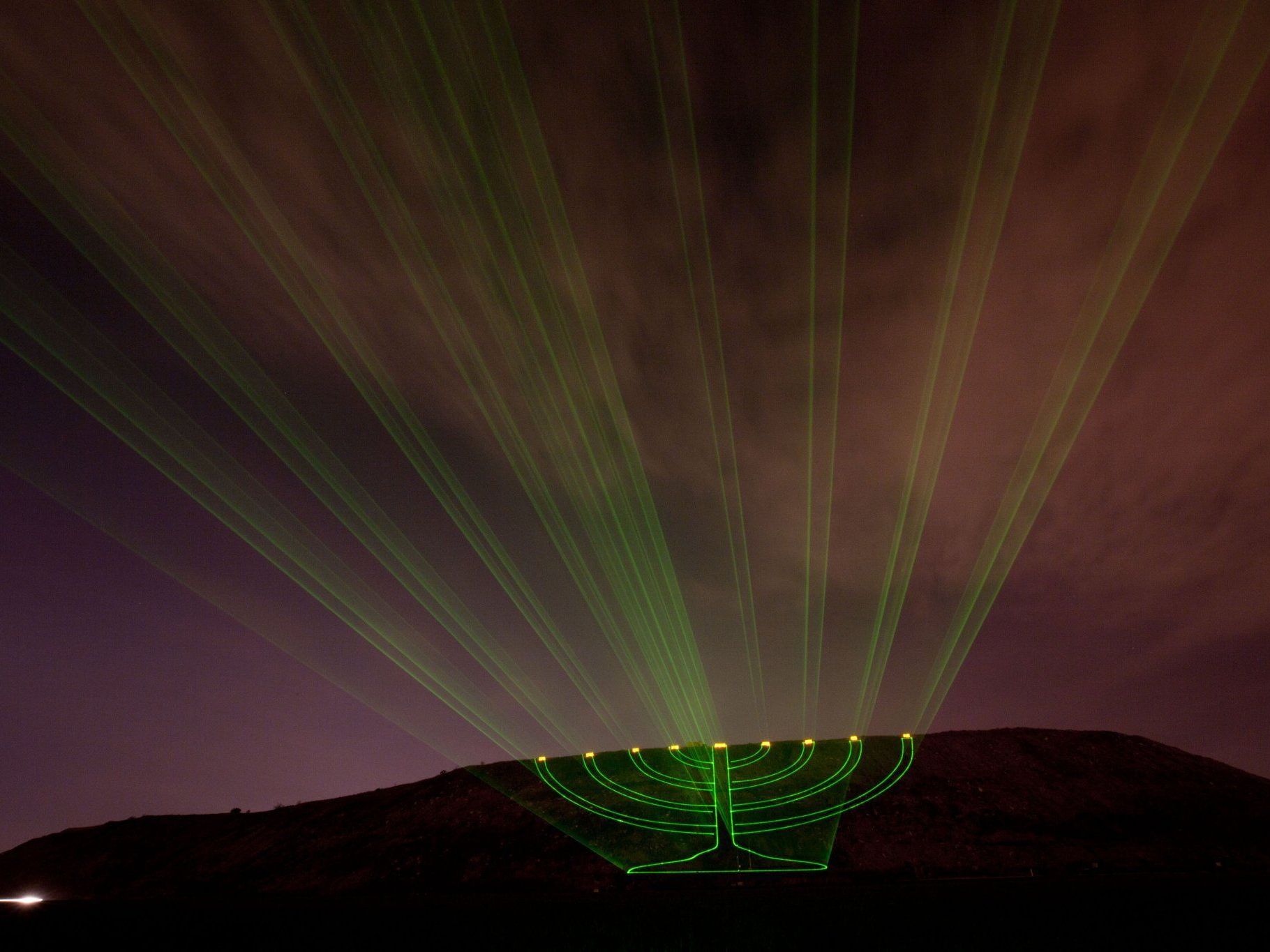 In der nähe von Tel Aviv formen Laser einen Chanukkaleuchter. In der nähe von Tel Aviv formen Laser einen Chanukkaleuchter.