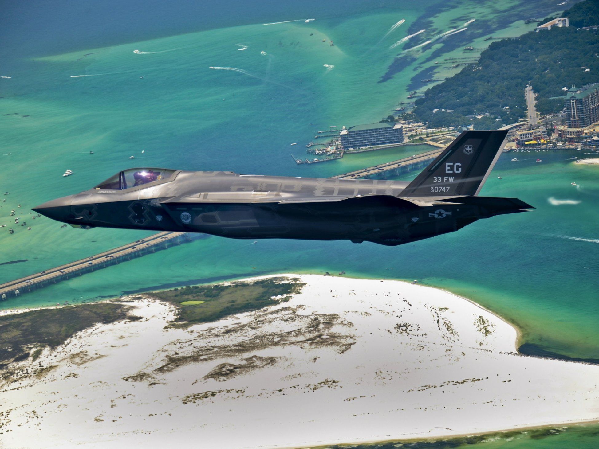 Das japanische Militär legte Wert auf die Fähigkeit des Flugzeugs, für das Radar unsichtbar zu sein. Das japanische Militär legte Wert auf die Fähigkeit des Flugzeugs, für das Radar unsichtbar zu sein.