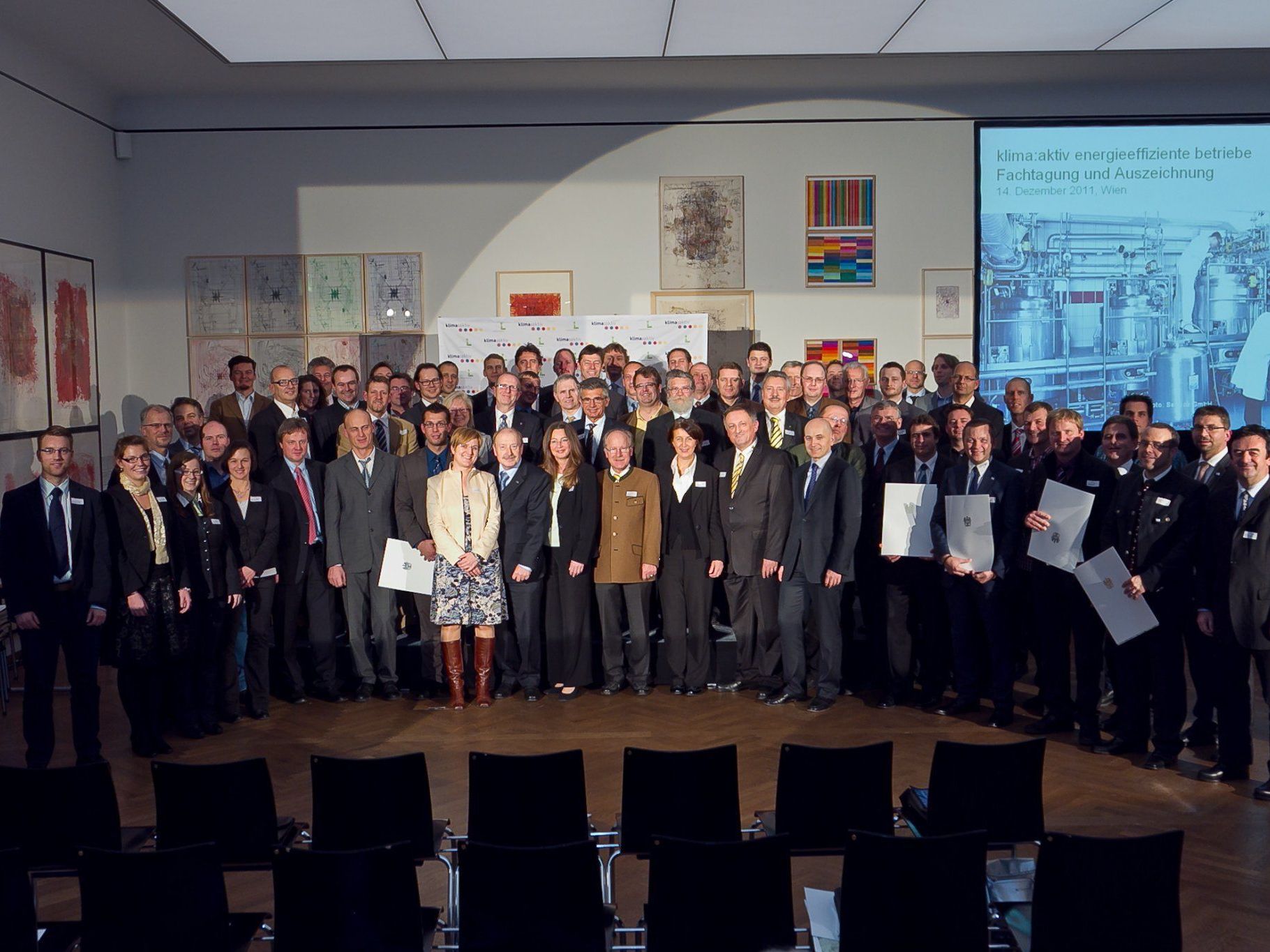 Im Rahmen einer Auszeichnungsveranstaltung in Wien wurden 31 österreichische Unternehmen für ihr Engagement im betrieblichen Klimaschutz geehrt. Sektionschef DI Günter Liebel (Lebensministerium) zeichnete die energieeffizienten Betriebe mit der klima:aktiv Urkunde aus. Im Rahmen einer Auszeichnungsveranstaltung in Wien wurden 31 österreichische Unternehmen für ihr Engagement im betrieblichen Klimaschutz geehrt. Sektionschef DI Günter Liebel (Lebensministerium) zeichnete die energieeffizienten Betriebe mit der klima:aktiv Urkunde aus.