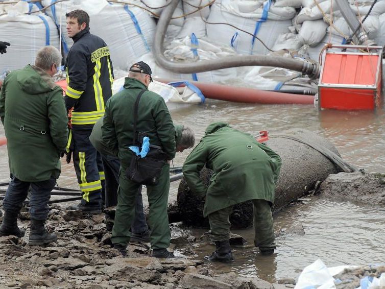 Die letzten Vorbereitungen zur Bombenentschärfung am Sonntag in Gange. Die letzten Vorbereitungen zur Bombenentschärfung am Sonntag in Gange.