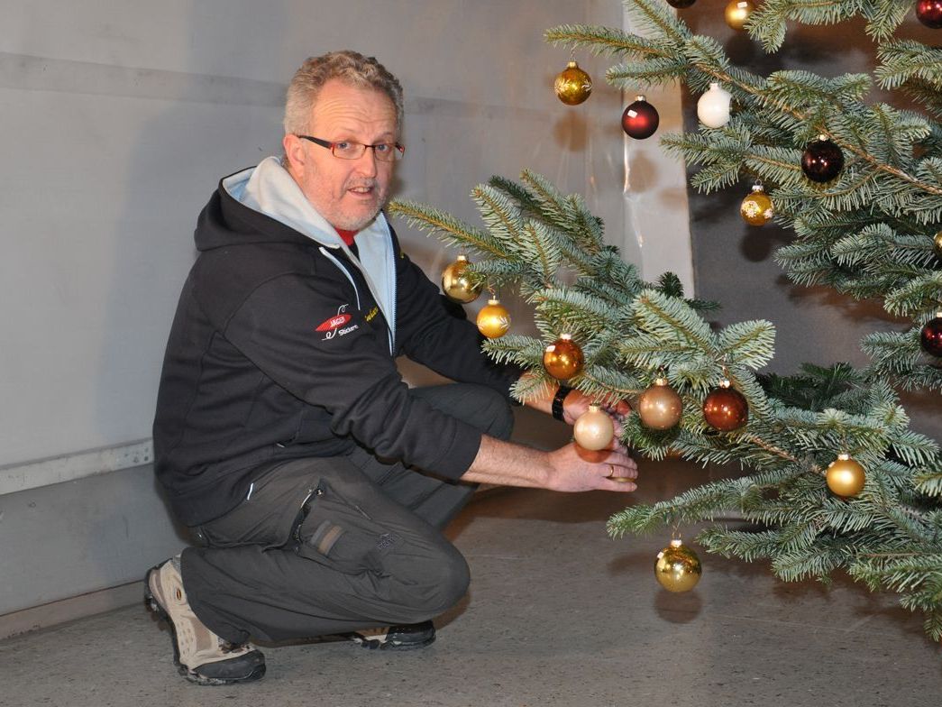 Schützenrat Reinhard Gisinger traf letzte Vorbereitungen für das Christbaumkugelschießen. Schützenrat Reinhard Gisinger traf letzte Vorbereitungen für das Christbaumkugelschießen.