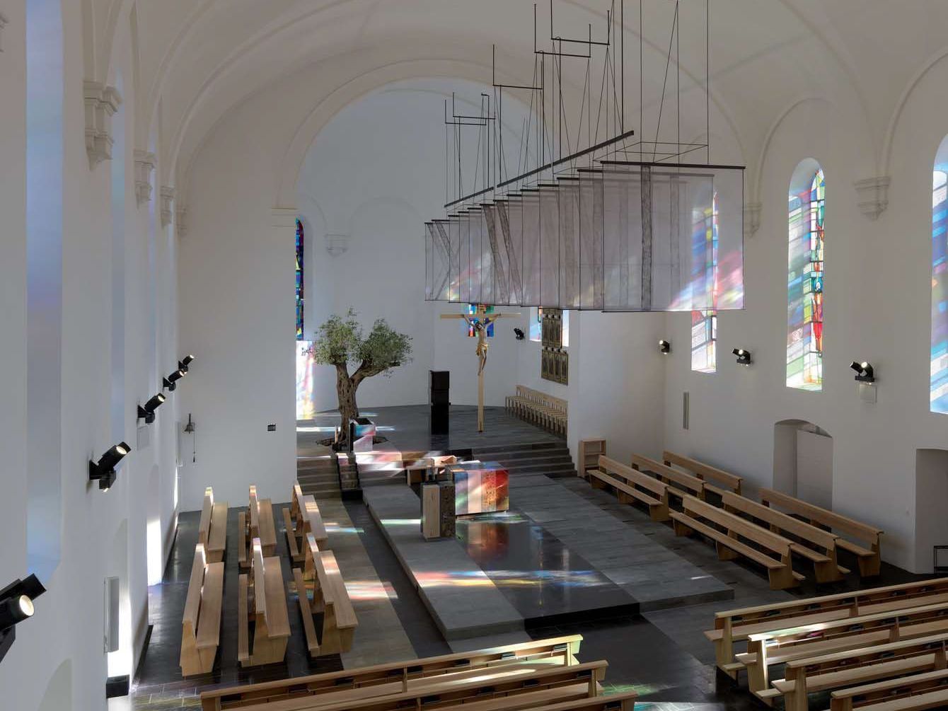 Mit einem Architekturwettbewerb kam 2008 der befreiende Entwurf, der den Innenraum der Lingenauer Pfarrkirche neu ordnete. Mit einem Architekturwettbewerb kam 2008 der befreiende Entwurf, der den Innenraum der Lingenauer Pfarrkirche neu ordnete.