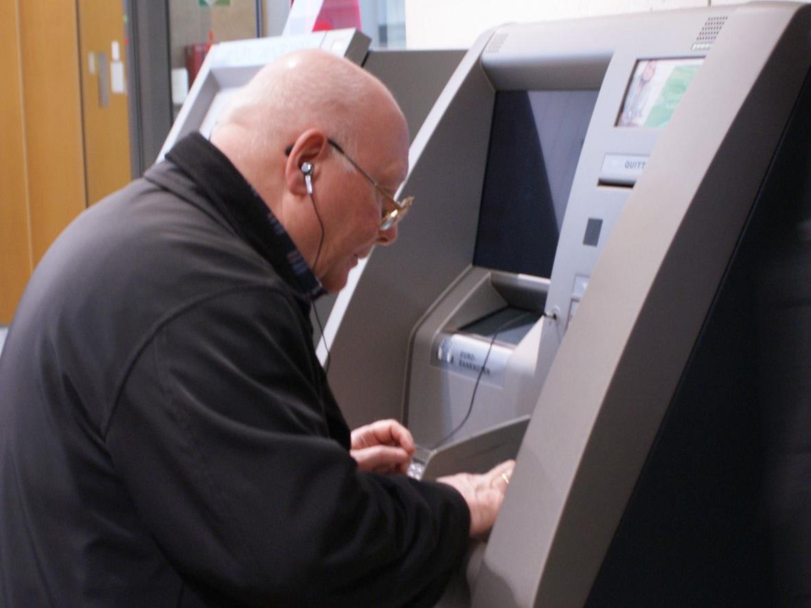 Blindenverbandsobmann Manfred Schuler testet einen der neuen, barrierefreien Bankomaten.