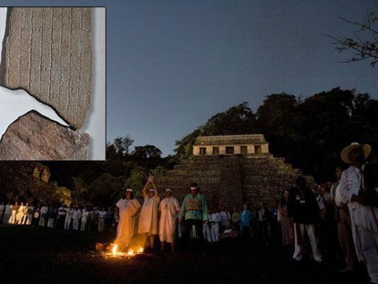 Hintergrund für die Hysterie um den Weltuntergang am 21. 12. 2012 sind die Inschriften auf einer Steinplatte (kleines Bild), die in den 1960er-Jahren in Tortuguero entdeckt wurde. Hintergrund für die Hysterie um den Weltuntergang am 21. 12. 2012 sind die Inschriften auf einer Steinplatte (kleines Bild), die in den 1960er-Jahren in Tortuguero entdeckt wurde.