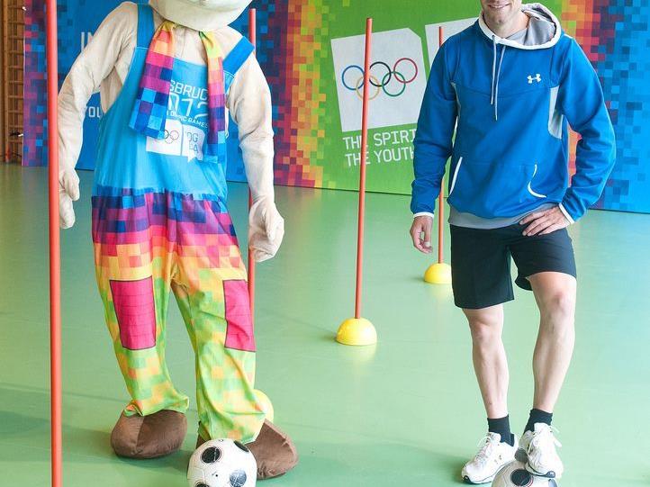 Benni Raich ist Botschafter der Olympischen Jugend-Spiele, hier mit dem Maskottchen Yoggi.