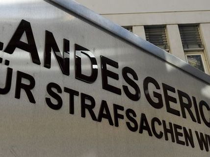 Im vergangenen Juni ohrfeigte der Angeklagte einen Staatsanwalt. Im vergangenen Juni ohrfeigte der Angeklagte einen Staatsanwalt.