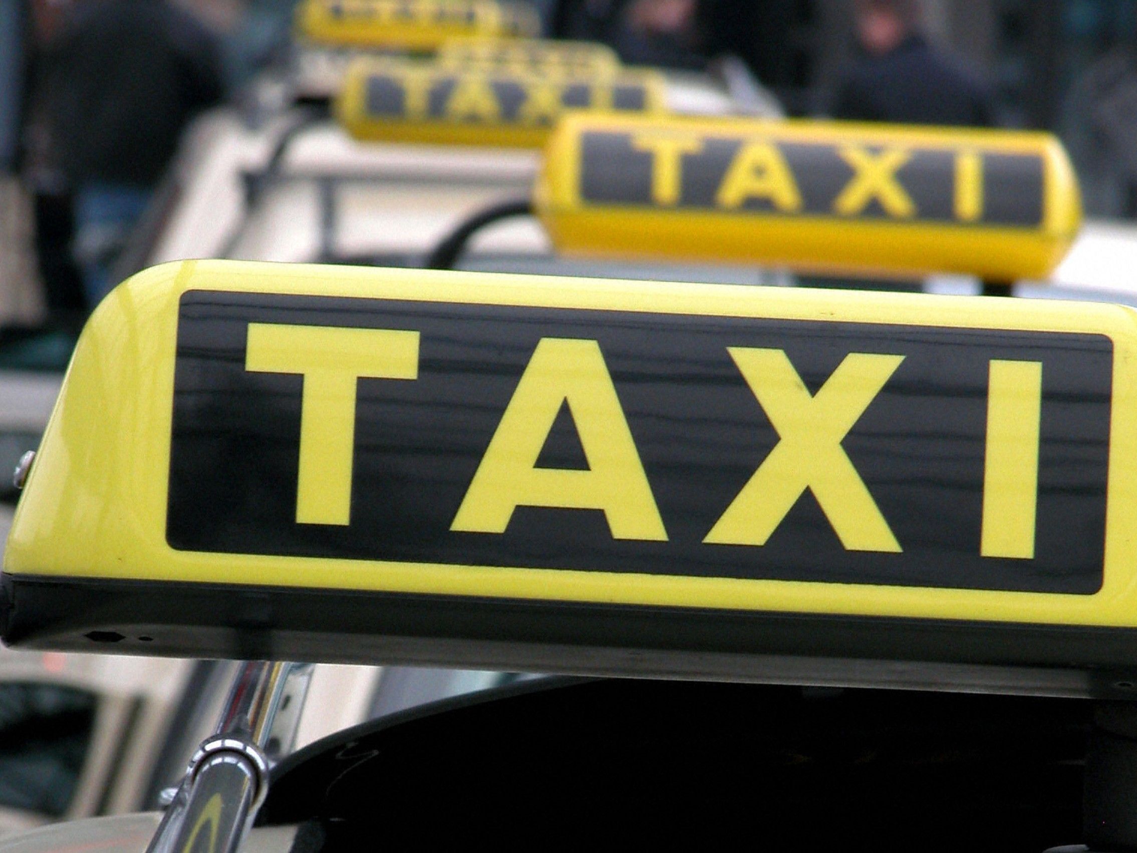 Ein jahrzehntealter Staatsvertrag erzürnt Vorarlbergs Taxler – ab Mitte 2012 wird das Abholen der Gäste vom Zürcher Flughafen erschwert. Ein jahrzehntealter Staatsvertrag erzürnt Vorarlbergs Taxler – ab Mitte 2012 wird das Abholen der Gäste vom Zürcher Flughafen erschwert.