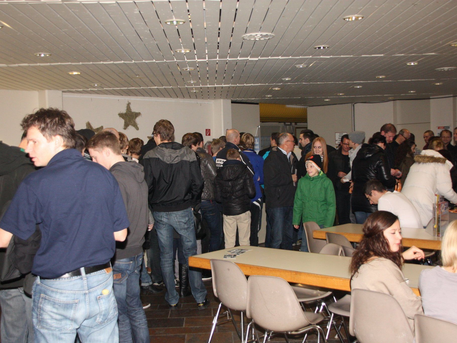 Hunderte Besucher pilgern in die Hofsteigsporthalle. Hunderte Besucher pilgern in die Hofsteigsporthalle.