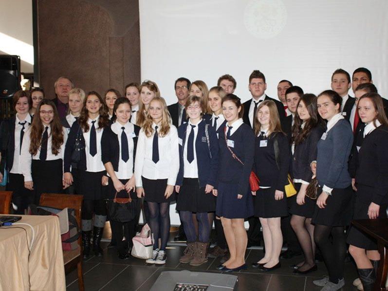 Die SchülerInnen der Riedenburg und des Formatio mit ihren Professoren im Vatikan.