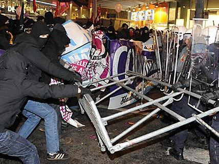 SOS Mitmensch plant am Abend des WKR-Balles eine Großkundgebung am Wiener Heldenplatz. SOS Mitmensch plant am Abend des WKR-Balles eine Großkundgebung am Wiener Heldenplatz.