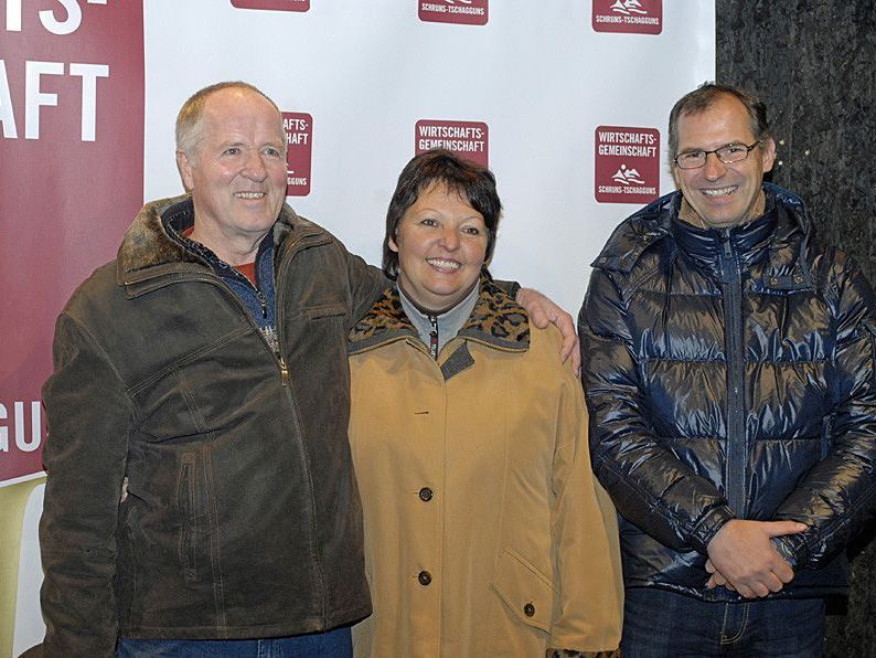 Den Autoschlüssel erhielt Hauptpreisgewinner Manfred Friedrich (l.) von Autohändler Rudi Lins jun. Den Autoschlüssel erhielt Hauptpreisgewinner Manfred Friedrich (l.) von Autohändler Rudi Lins jun.