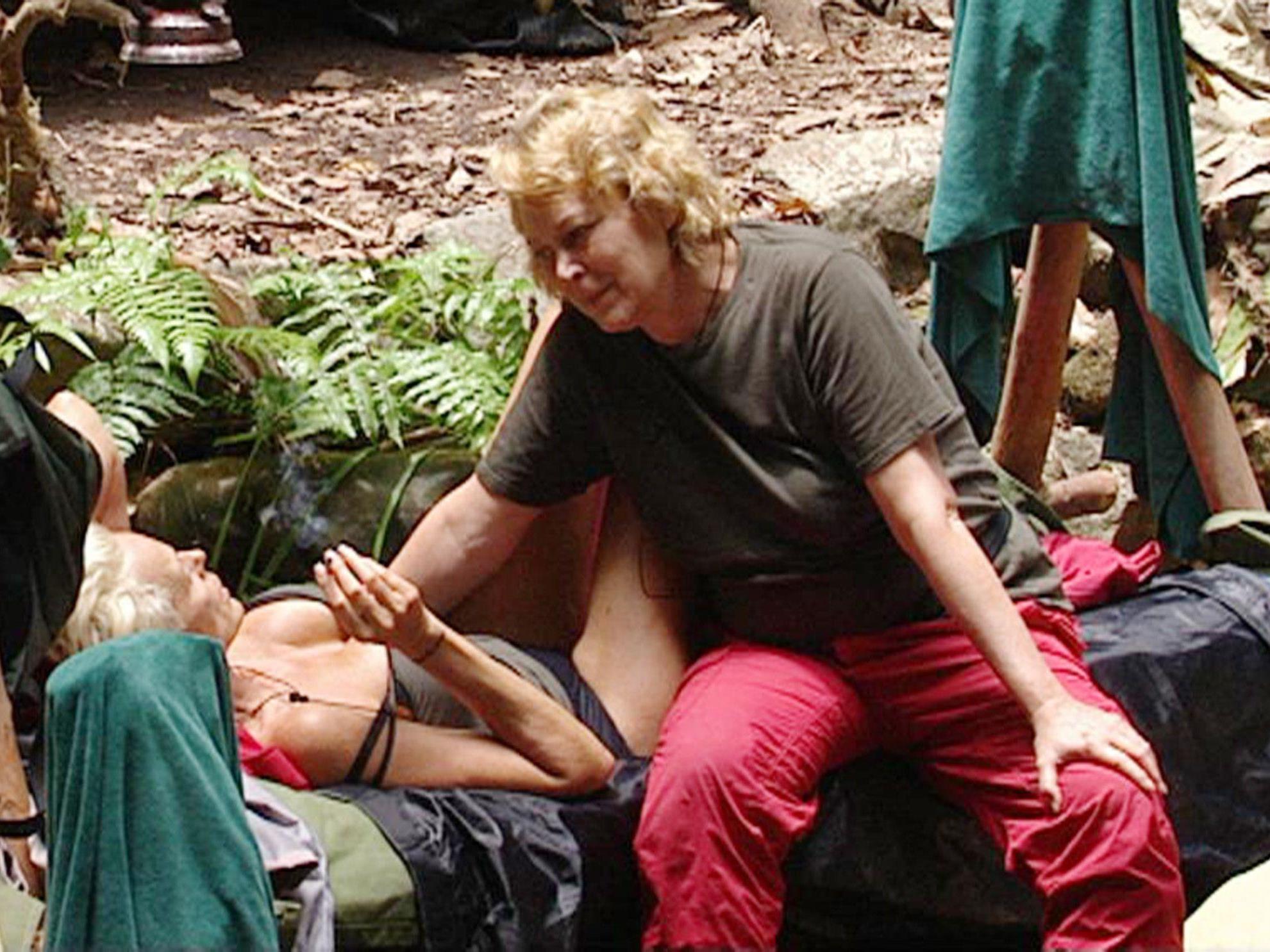 Vor dem Rauswurf aus dem Dschungelcamp erzählte Ramona Leiß (re.) Brigitte Nielsen von ihrer schweren Kindheit. Vor dem Rauswurf aus dem Dschungelcamp erzählte Ramona Leiß (re.) Brigitte Nielsen von ihrer schweren Kindheit.