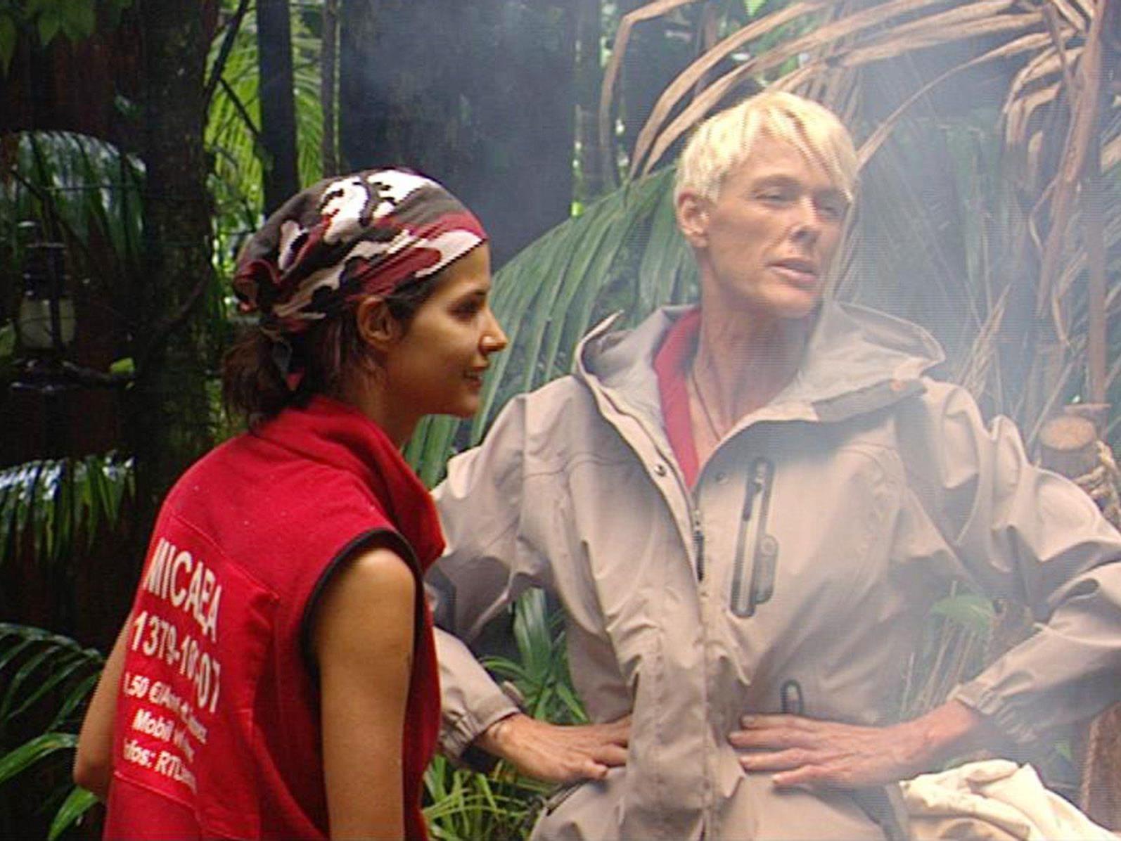 Brigitte Nielsen (re.) erzählt Micaela Schäfer im Dschungelcamp von Arnold Schwarzenegger. Brigitte Nielsen (re.) erzählt Micaela Schäfer im Dschungelcamp von Arnold Schwarzenegger.