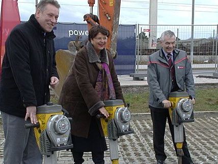 Beim 26er-Spatenstich waren Vizebürgermeisterin Renate Brauner und Wiener Linien-Geschäftsführer Günter Steinbauer vor Ort Beim 26er-Spatenstich waren Vizebürgermeisterin Renate Brauner und Wiener Linien-Geschäftsführer Günter Steinbauer vor Ort