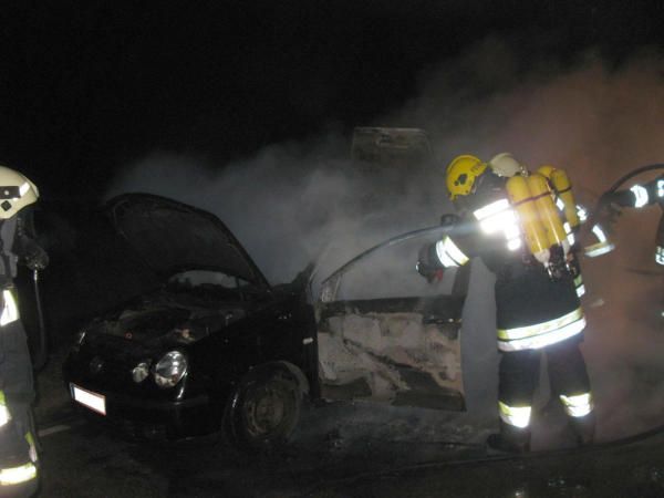 In der Nacht auf Sonntag stand ein VW auf der LB4 plötzlich in Vollbrand. In der Nacht auf Sonntag stand ein VW auf der LB4 plötzlich in Vollbrand.