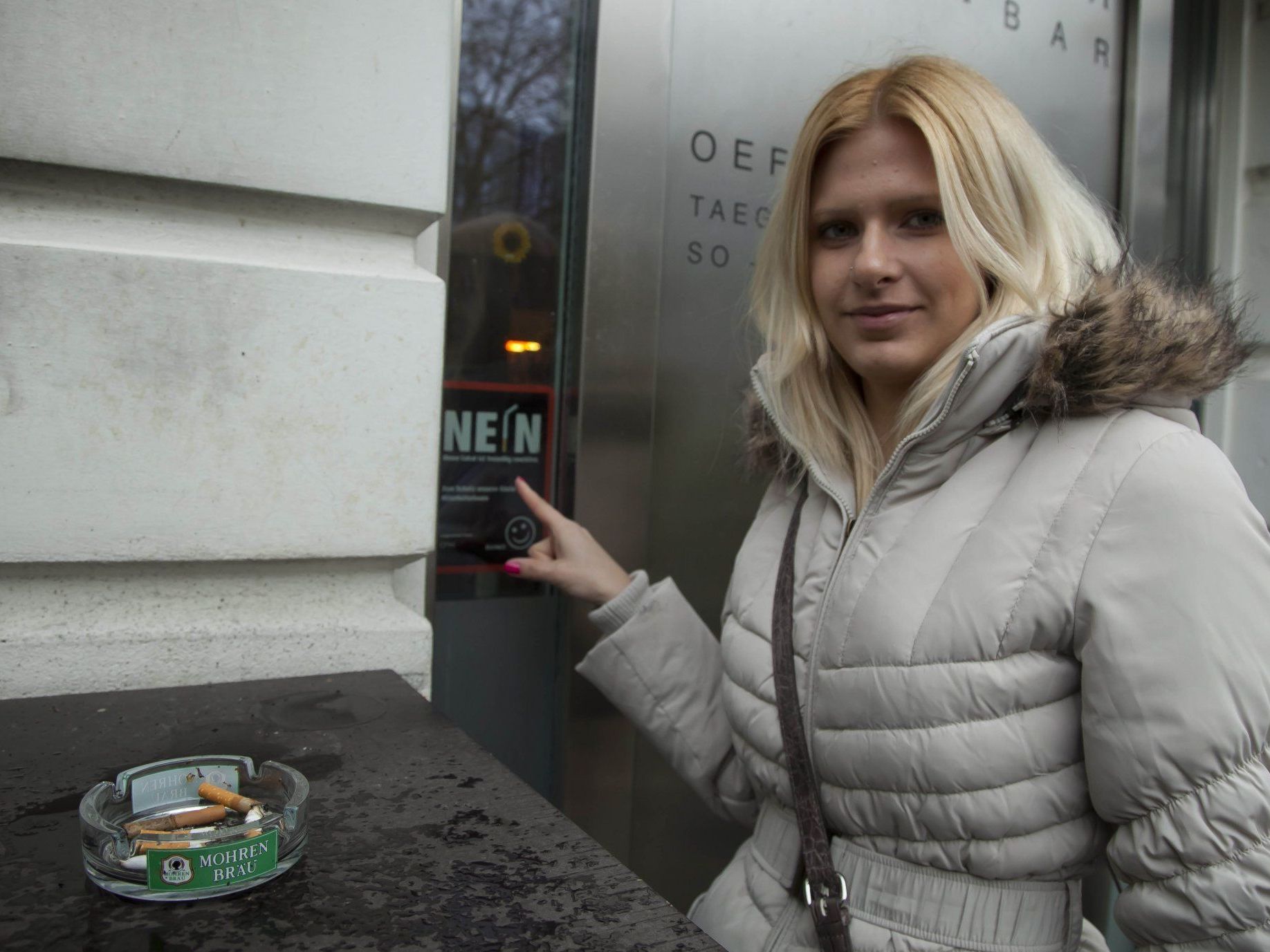 Dass in Restaurants nicht mehr geraucht werden darf, ist inzwischen auch vielen Rauchern recht. Dass in Restaurants nicht mehr geraucht werden darf, ist inzwischen auch vielen Rauchern recht.