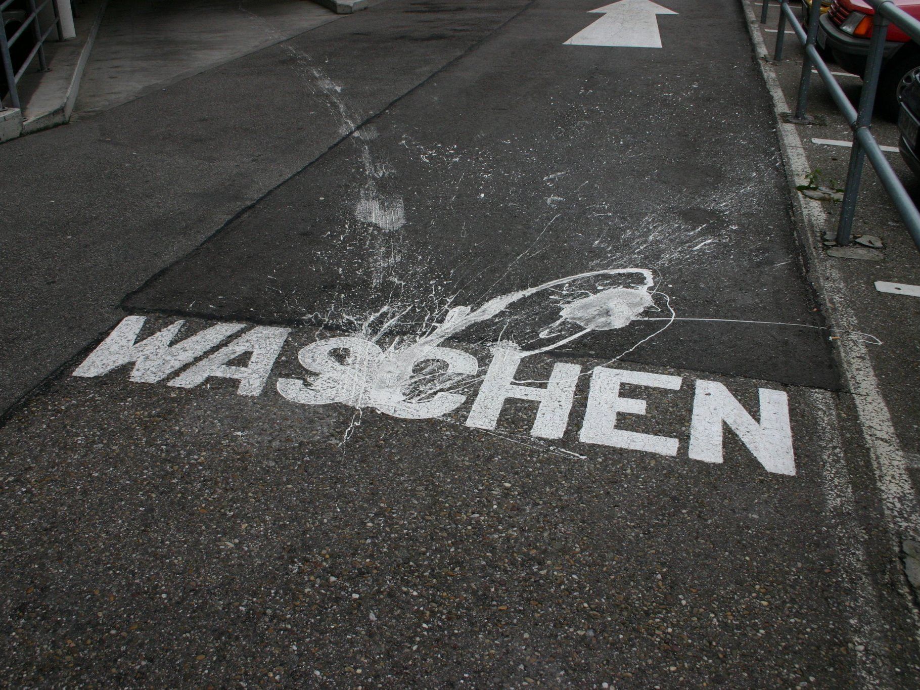 Sollte man vielleicht nicht, da könnten sie ja abgehen, die Straßenmarkierungen... Sollte man vielleicht nicht, da könnten sie ja abgehen, die Straßenmarkierungen...