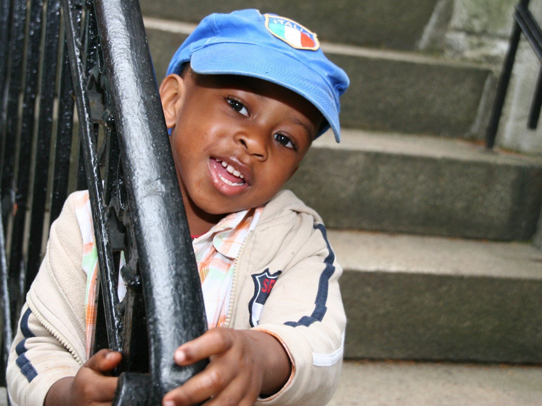 In keinem anderen Land wurden Menschen anderer Hautfarbe, Muslime und Zuwanderer weniger geschätzt. In keinem anderen Land wurden Menschen anderer Hautfarbe, Muslime und Zuwanderer weniger geschätzt.