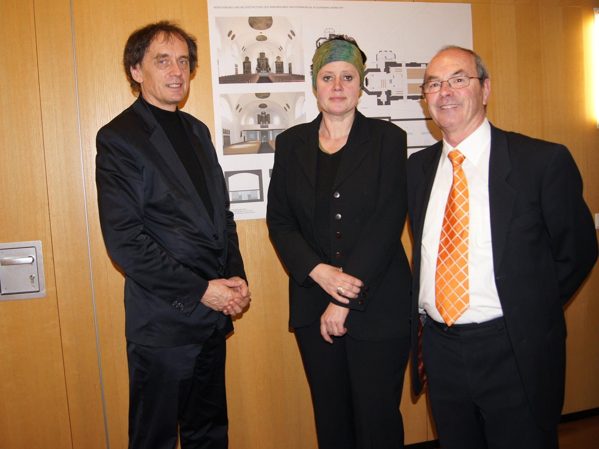 Mag. Wolfgang Klocker mit dem Architektenteam DI Ernst Beneder und DI Anja Fischer.