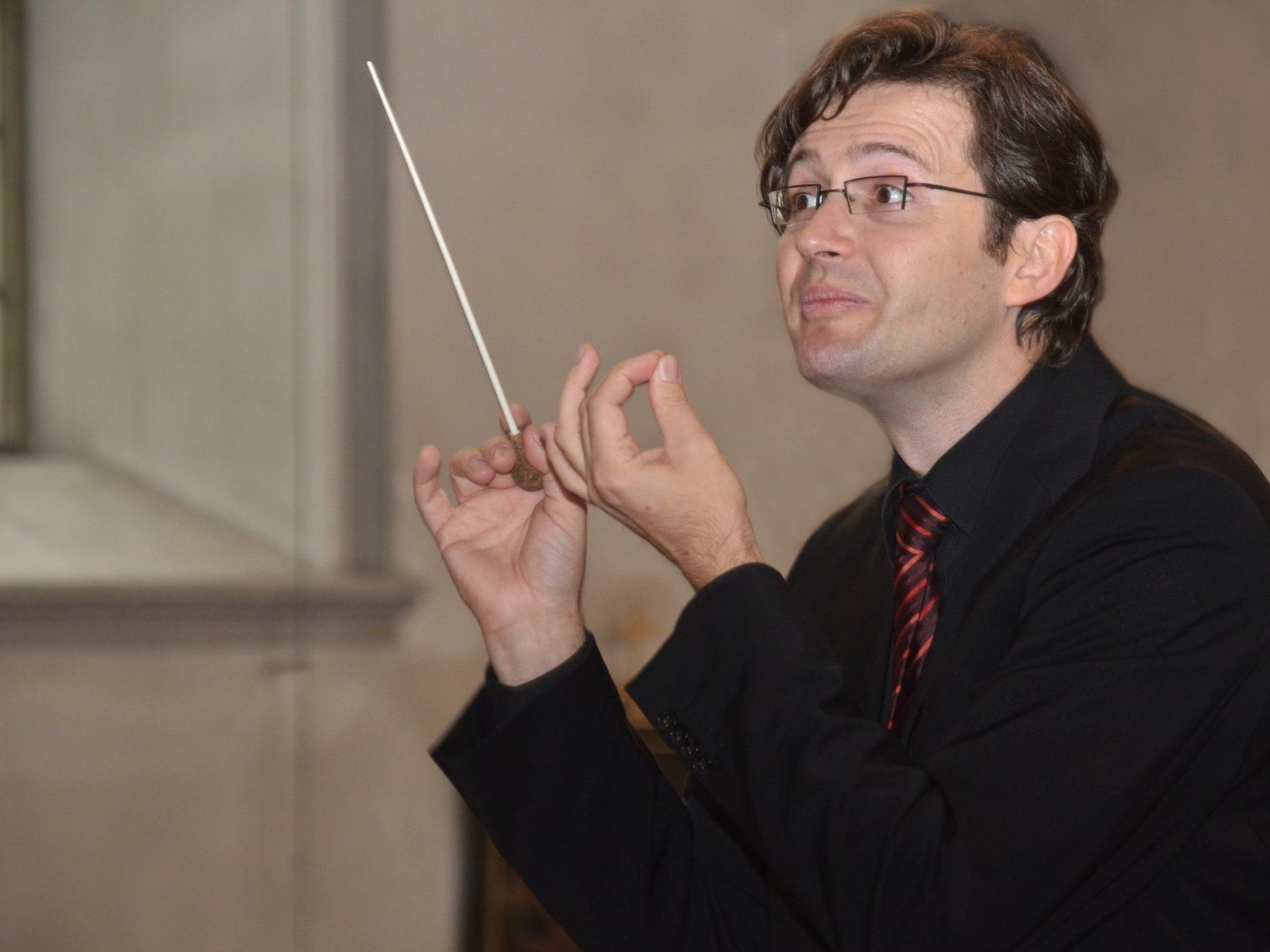 Dirigent Markus Landerer hat das Werk mit den Sängern einstudiert.