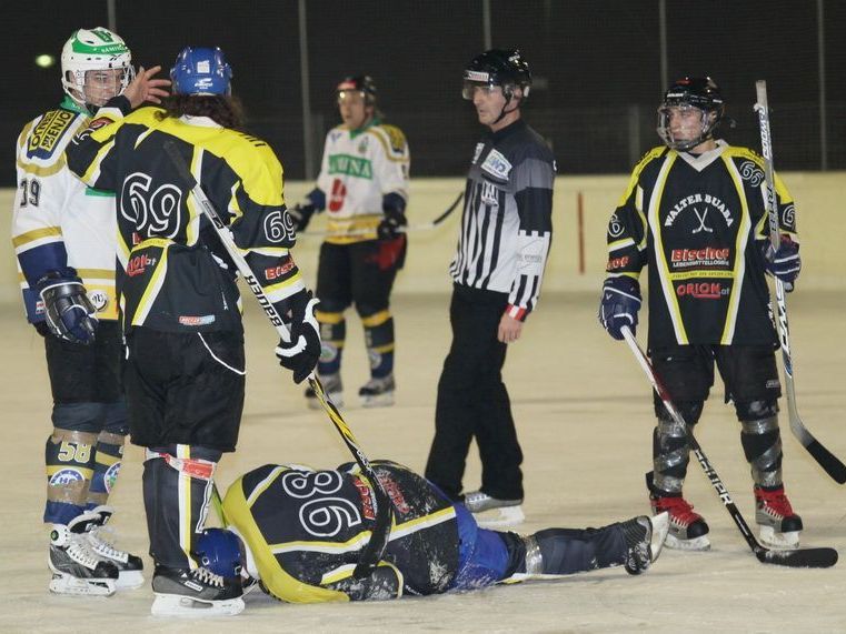 In der Eishockey-Landesliga führt Walter Buaba vor Torpedo. In der Eishockey-Landesliga führt Walter Buaba vor Torpedo.