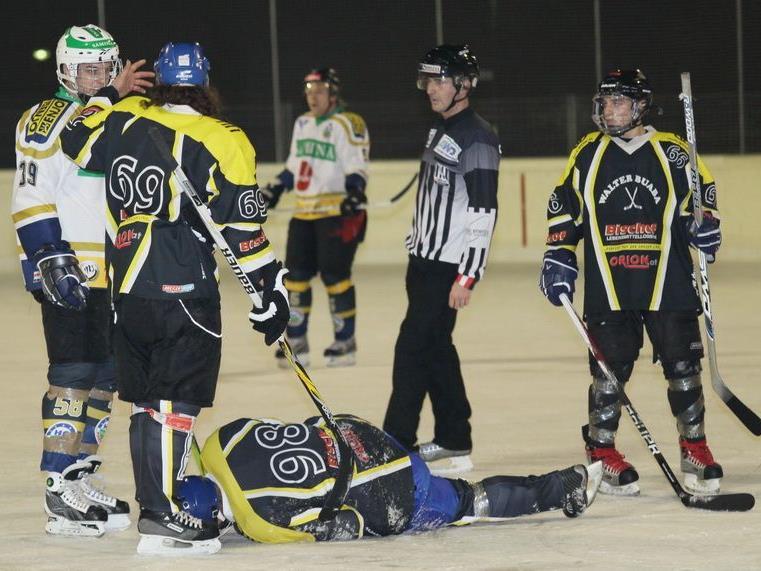 In der Eishockey-Landesliga führt Walter Buaba vor Torpedo.