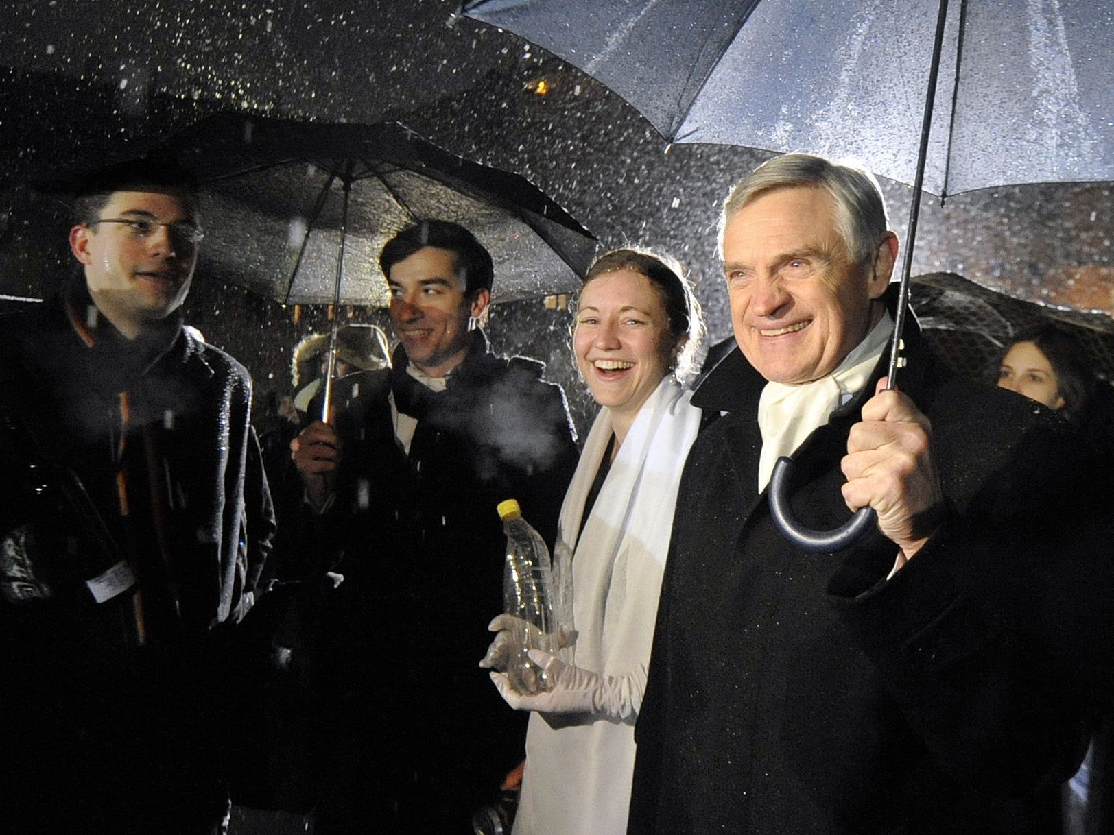 Flashmob "Alles trennt" - vor allem der Regen den Weizen von der Recycling-Spreu Flashmob "Alles trennt" - vor allem der Regen den Weizen von der Recycling-Spreu