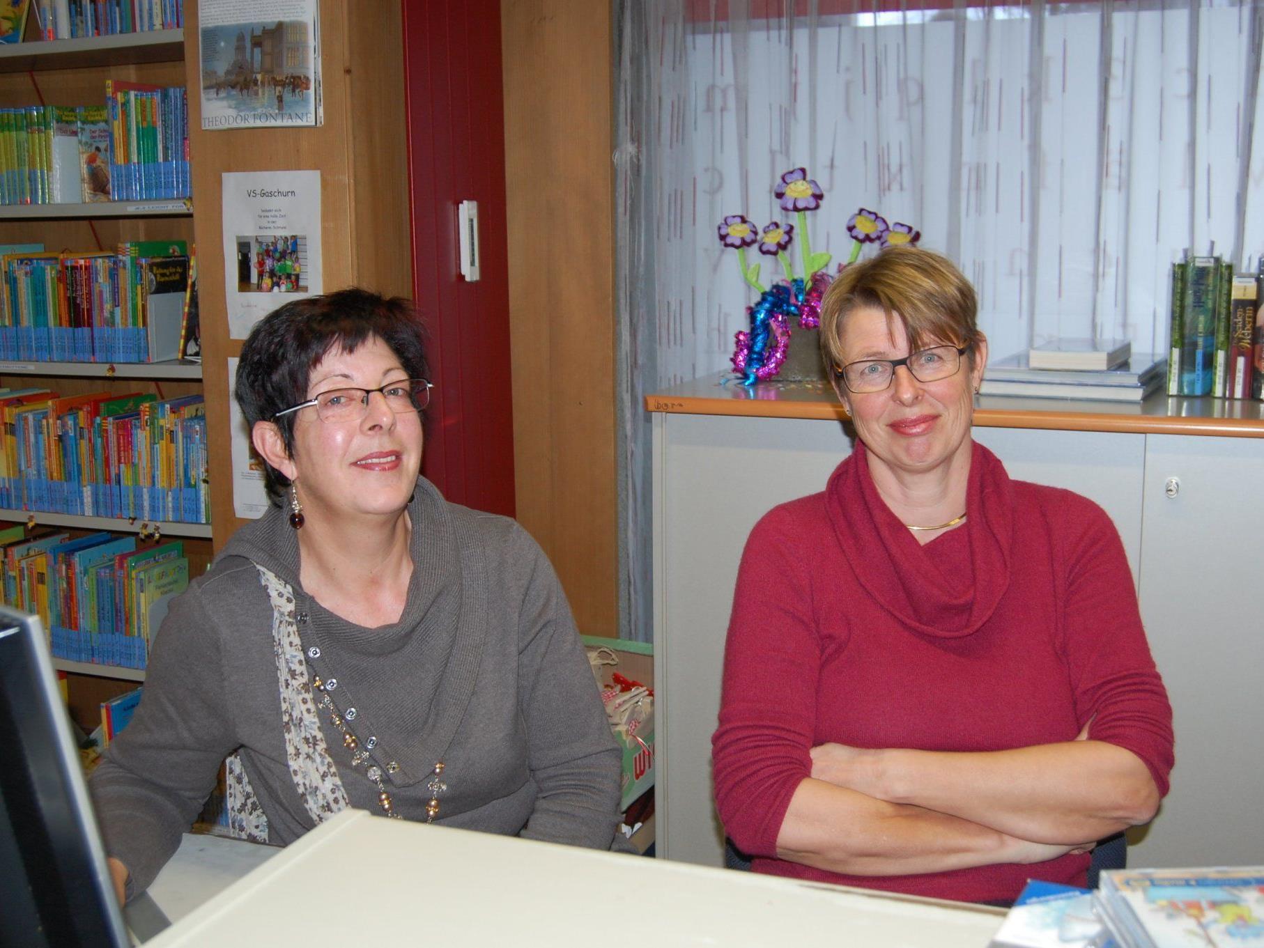 Ursula Vonbrüll (li.) und Brigitte Engstler von der Bibliothek des Standes Montafon sind verärgert.