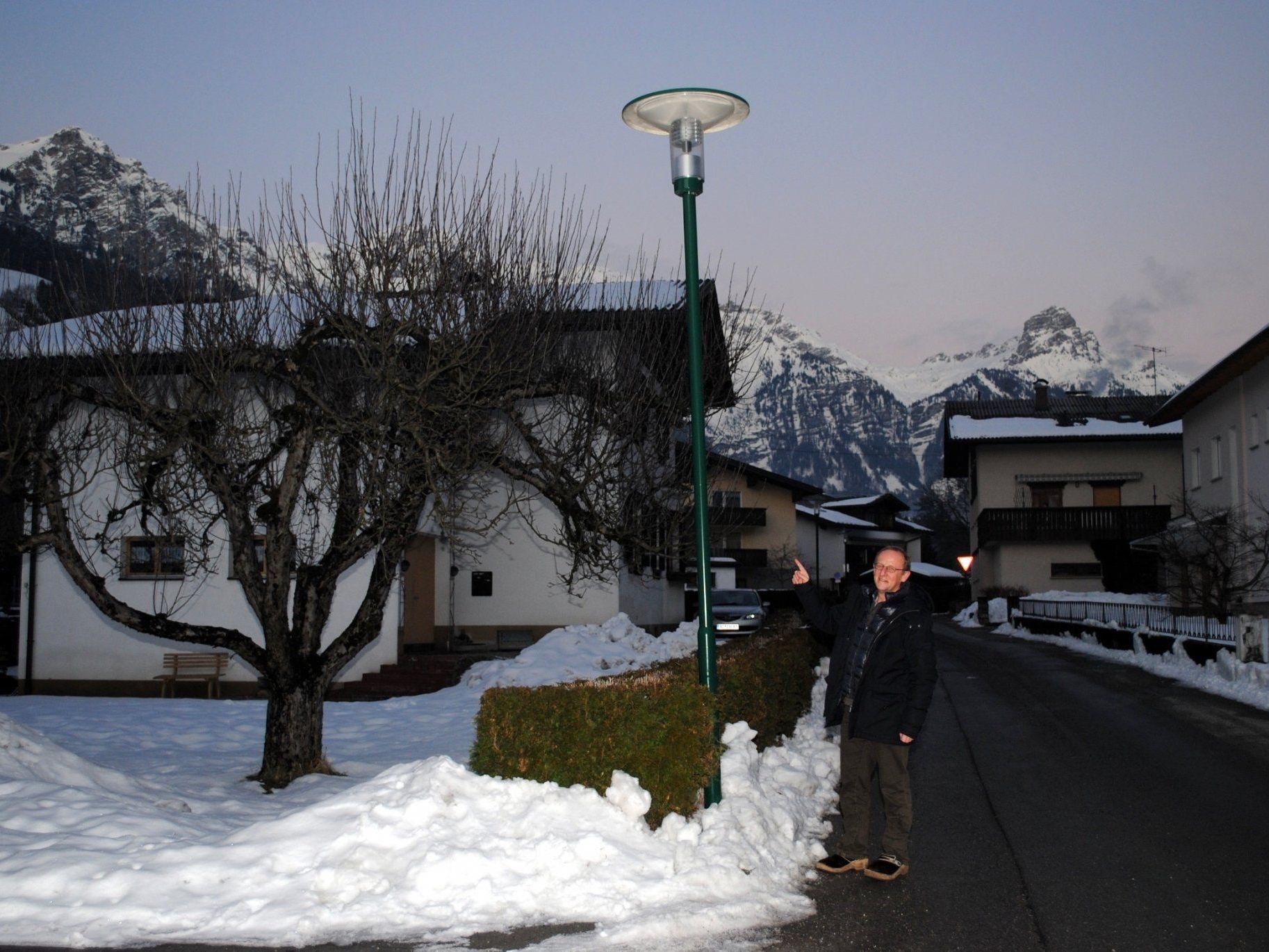 Bürgermeister Bertram Luger setzt auf die neue LED-Technologie