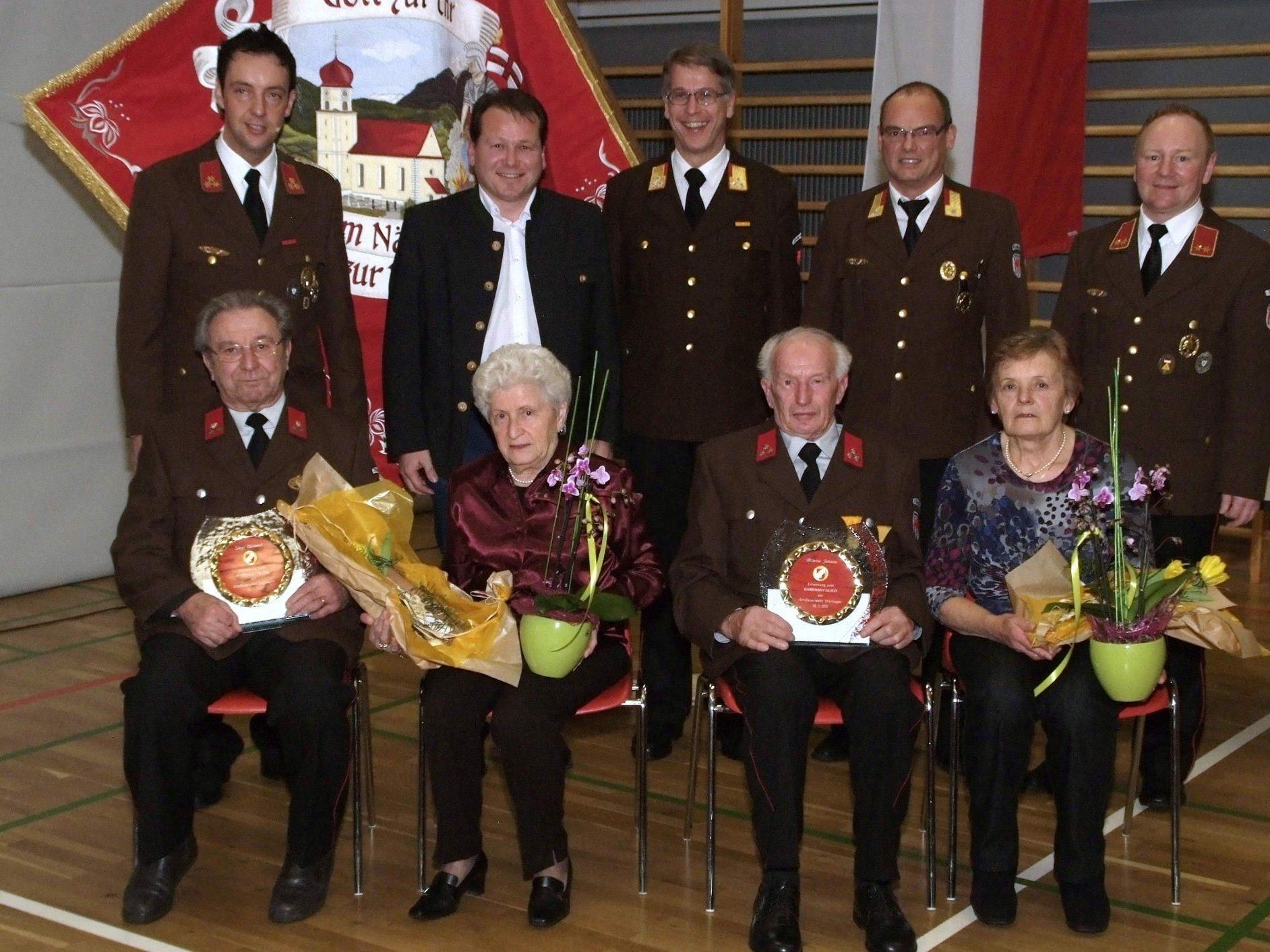 Ehrenmitglieder: Edi Siegl mit Rosmarie, Johann Bitsche mit Elke und Gratulanten.