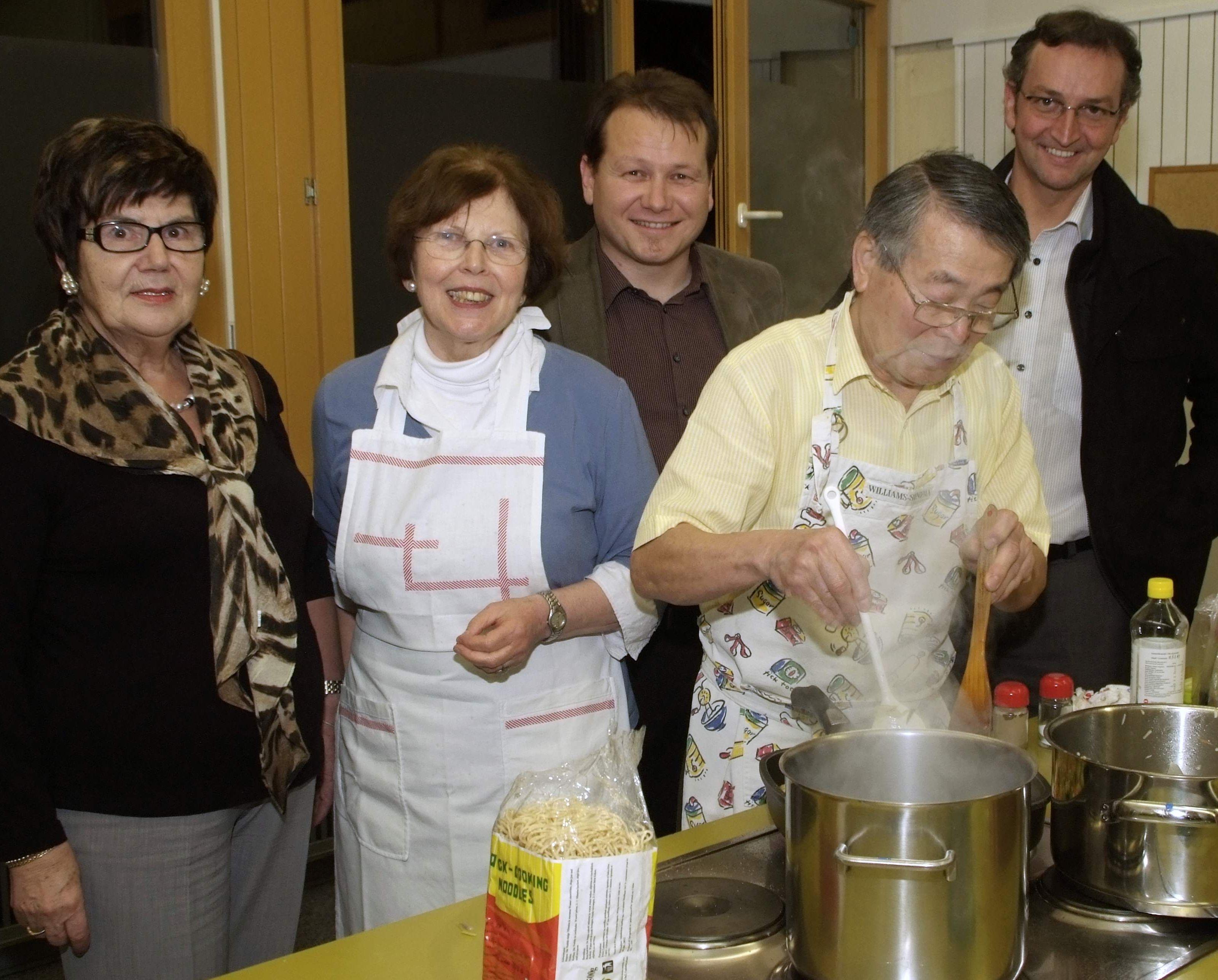 Schnupperten am „fremden“ Herd: Lotte Getsch und Harald Witwer und Dieter Lauermann. Schnupperten am „fremden“ Herd: Lotte Getsch und Harald Witwer und Dieter Lauermann.