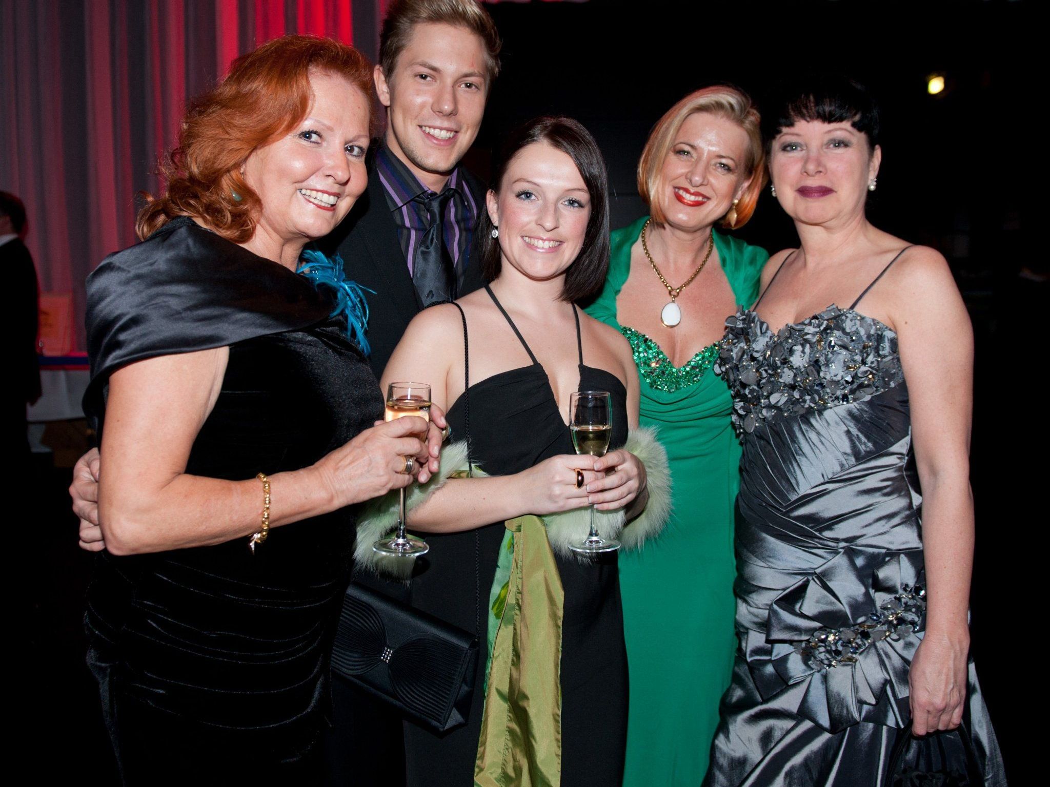 Ex-Prinzessin Beatrice Brugger mit dem zukünftigen Prinzen Maximilian Brugger, Stefanie Hofer, Anita Dressel-Malang und Ilona Oldenburg (v.l.).