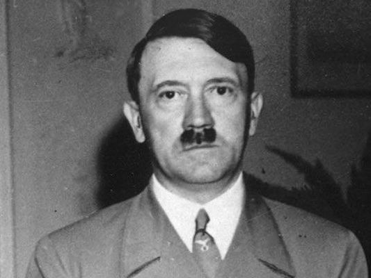 Hitlers "Mein Kampf" soll jetzt - kommentiert - zu kaufen sein. Hitlers "Mein Kampf" soll jetzt - kommentiert - zu kaufen sein.
