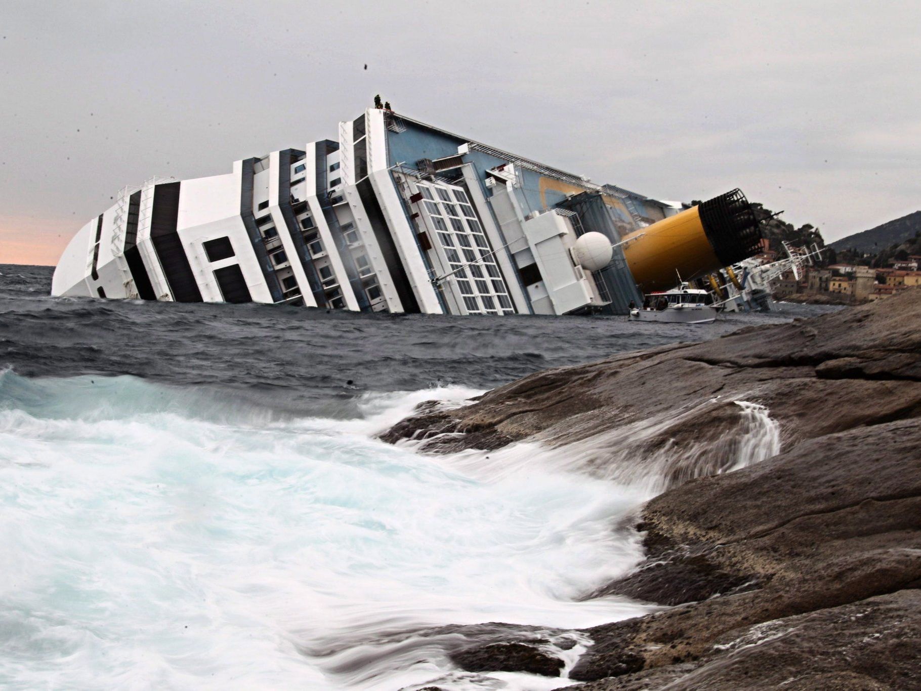 Die "Costa Concordia" droht zu sinken. Die "Costa Concordia" droht zu sinken.