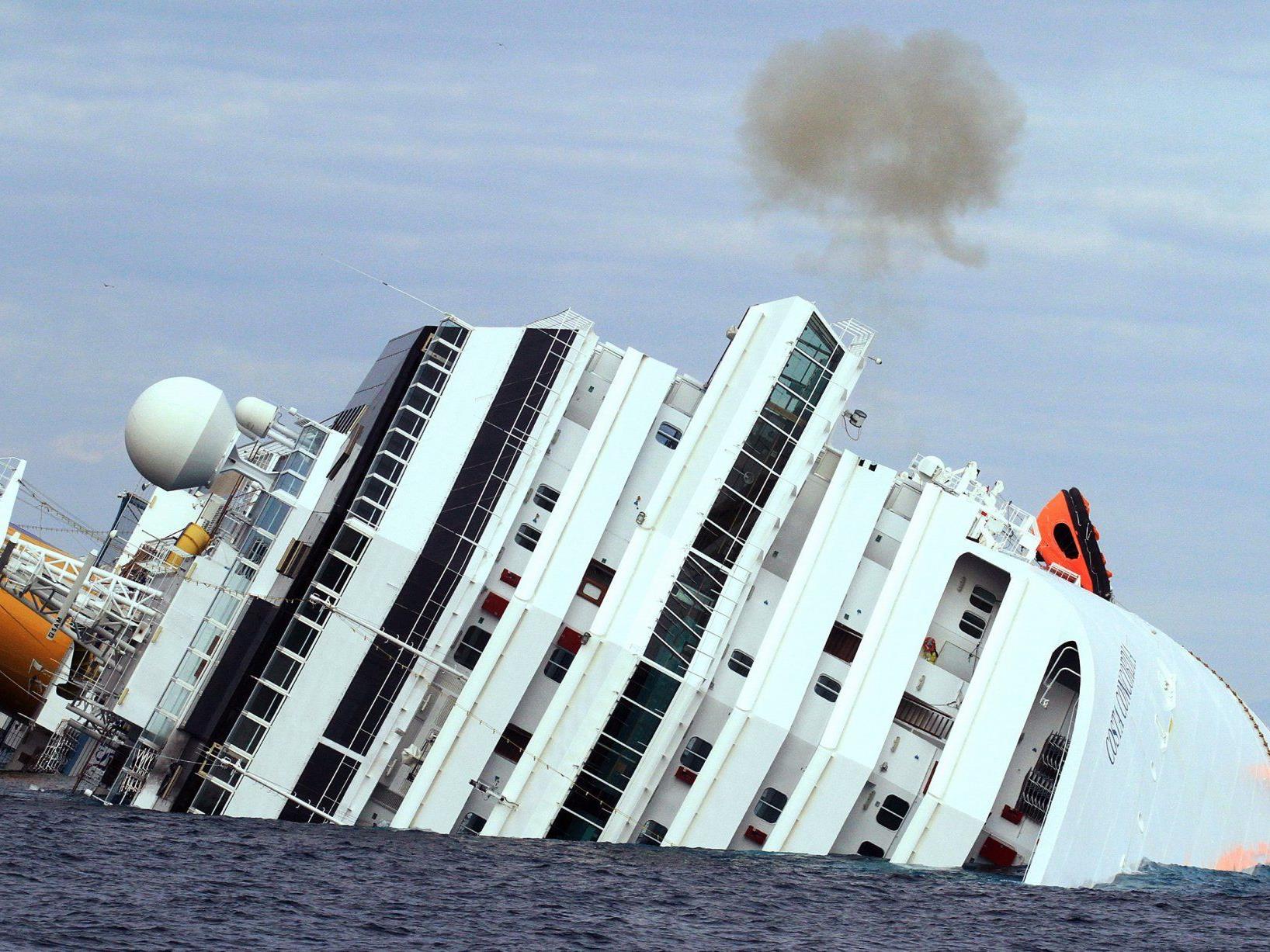 Die Costa Concordia: Rettungsarbeiten wurden auch am Dienstag fortgesetzt.