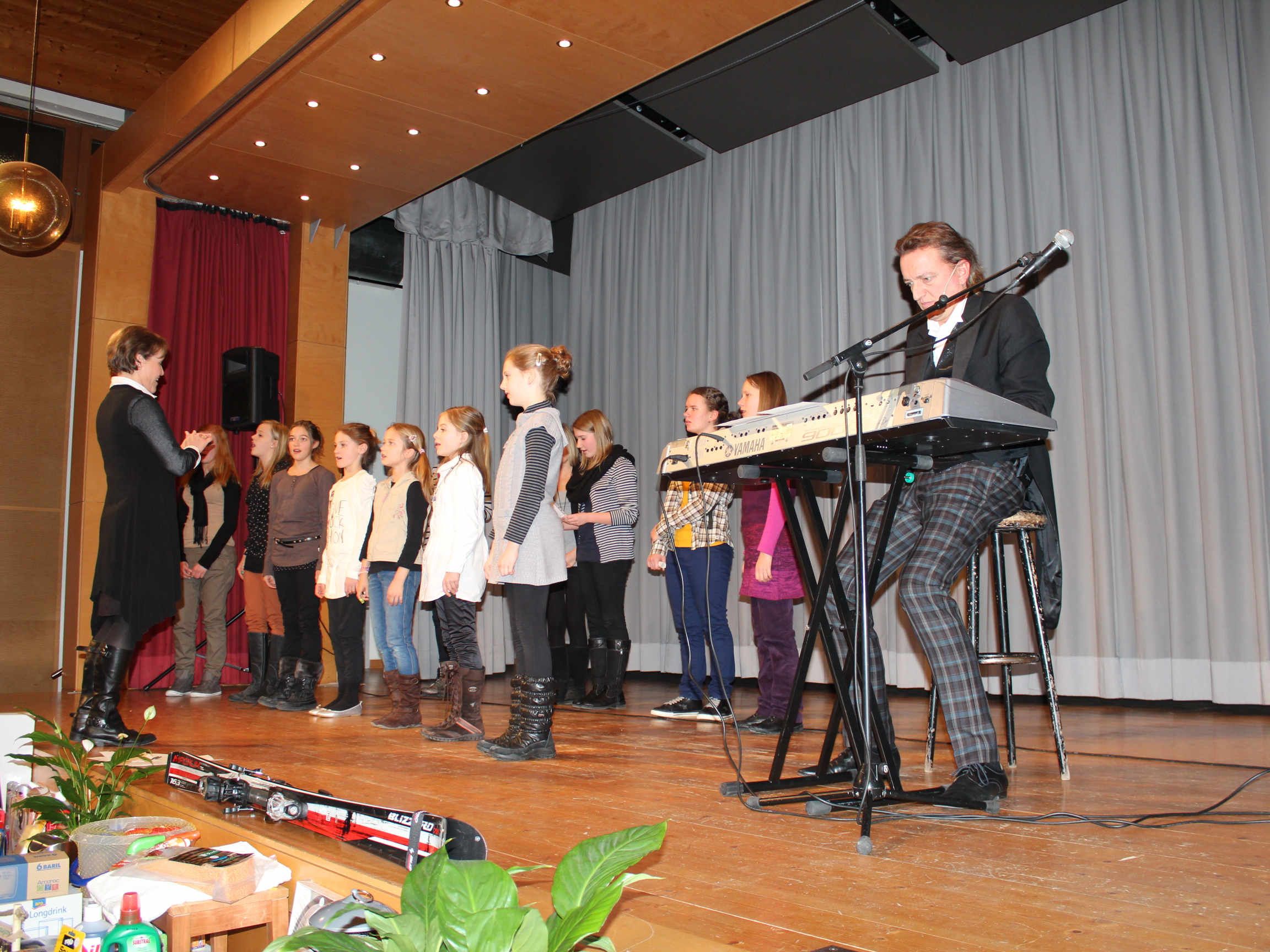 Der Schülerinnenchor und Markus Linder begeisterten in Bildstein. Der Schülerinnenchor und Markus Linder begeisterten in Bildstein.