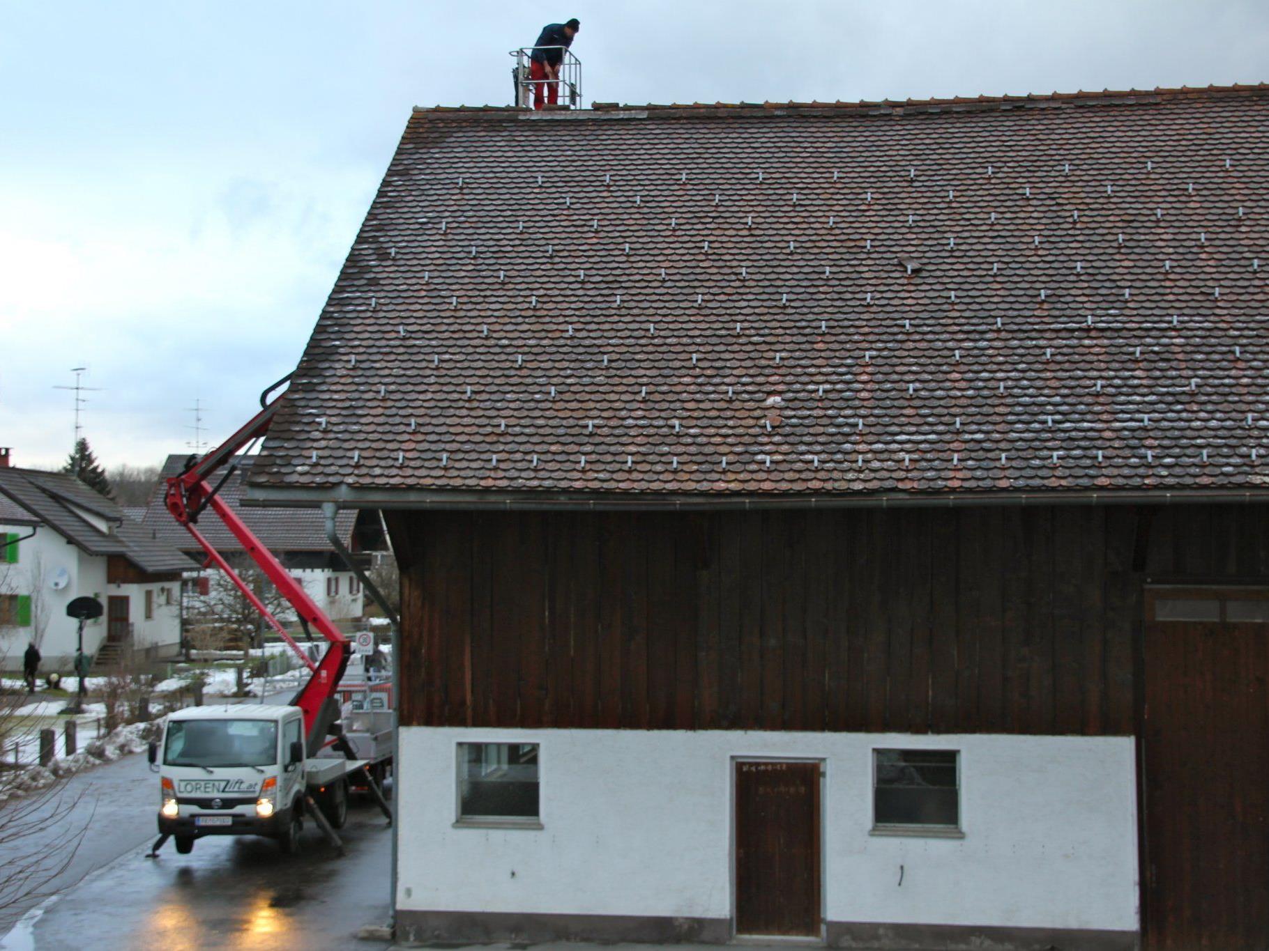 Beim Dach des Stalls von Paul Fehr hat das Sturmtief einige Dachziegel gelockert