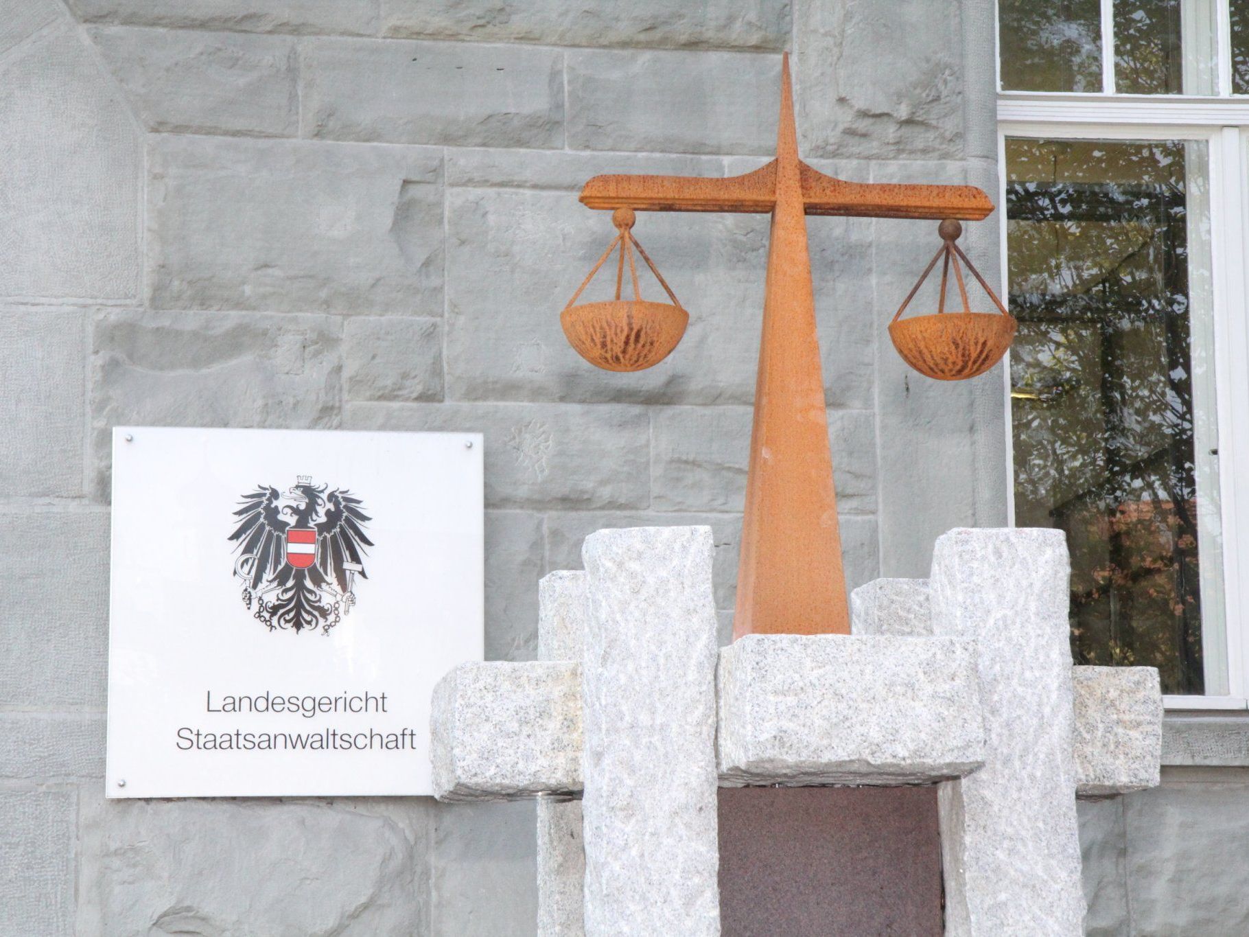 Der Angeklagte brach nach der Urteilsverkündung zusammen. Der Angeklagte brach nach der Urteilsverkündung zusammen.