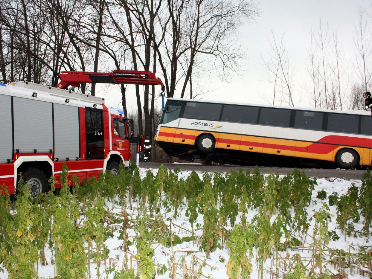 Auf der glatten Straße abgekommen: ein Postbus bei Tulln Auf der glatten Straße abgekommen: ein Postbus bei Tulln