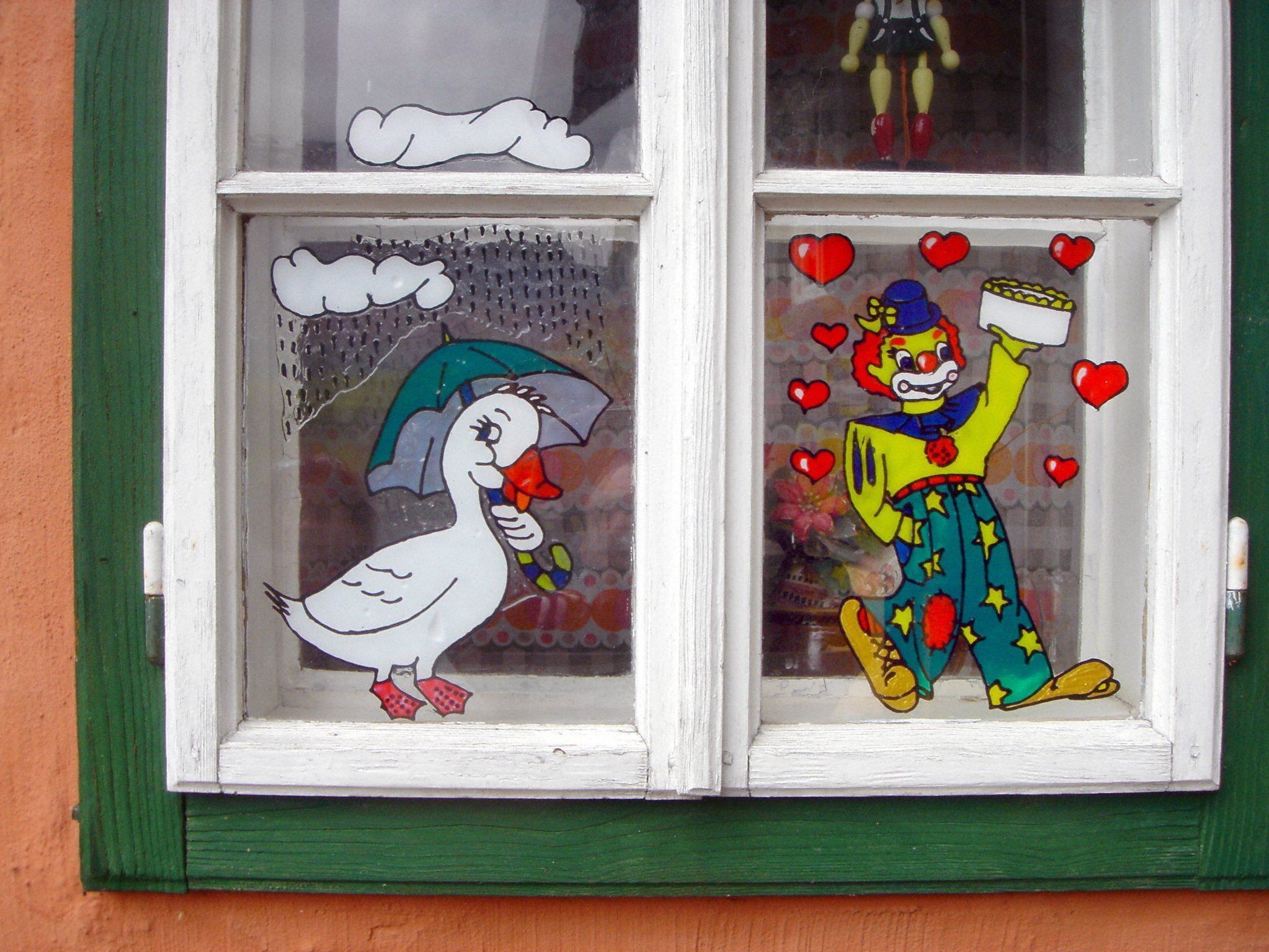 Alptraum im Kinderzimmer: Ein Baby kaute auf einer Schlange. Alptraum im Kinderzimmer: Ein Baby kaute auf einer Schlange.