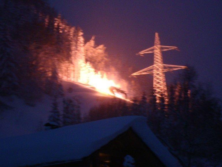 Flammendes Inferno: Die gerissene Leitung geriet umgehend in Brand.