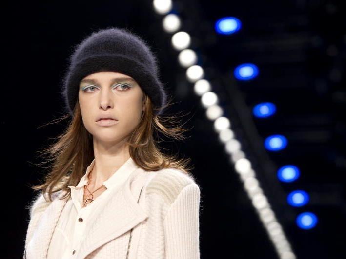 Eine Mütze kann ihr Haar schützen. Dieses Model wurde auf der Fashion Week Berlin von Lala Berlin gezeigt.